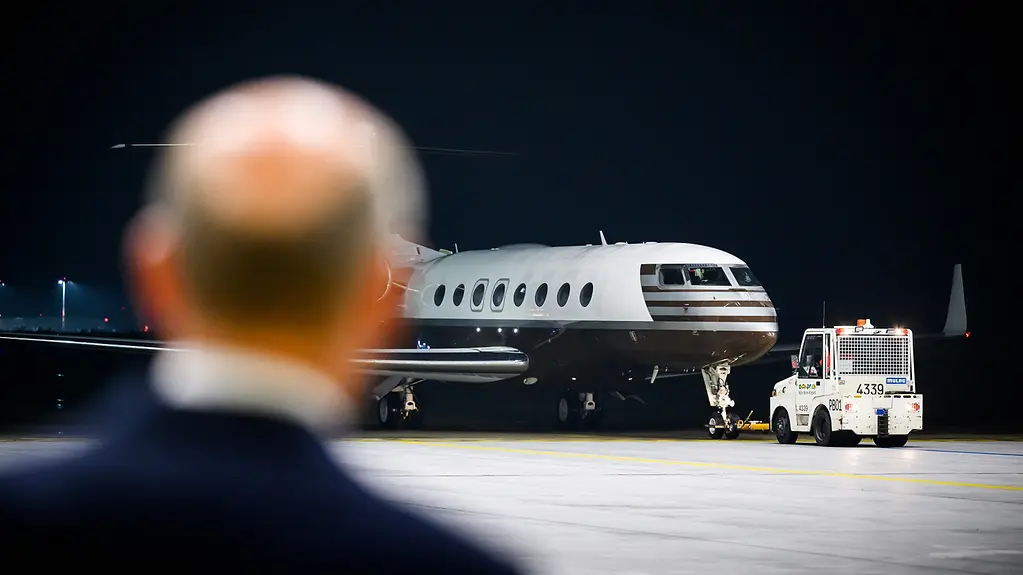 Bundeskanzler Olaf Scholz am Flughafen Kön/Bonn