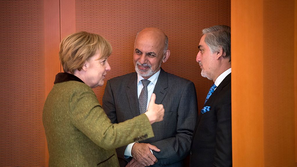 Chancellor Angela Merkel in discussion with the Afghan President Ashraf Ghani.