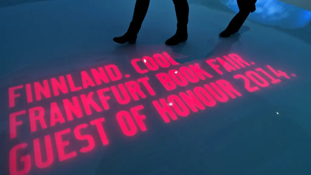 Besucher gehen durch den Pavillon des Gastlandes Finnland auf der Buchmesse in Frankfurt am Main. Finnland Cool