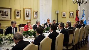 Bundeskanzlerin Angela Merkel und Mauricio Macri, Präsident Argentiniens, führen ein Gespräch im erweiterten Kreis.