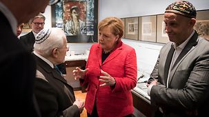 Bundeskanzlerin Angela Merkel unterhält sich im Jüdischen Museum in Buenos Aires mit Rabbi Simón Moguilevsky.