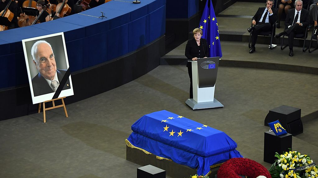La chancelière fédérale Angela Merkel prononce un discours lors du dernier hommage rendu à Helmut Kohl à Strasbourg