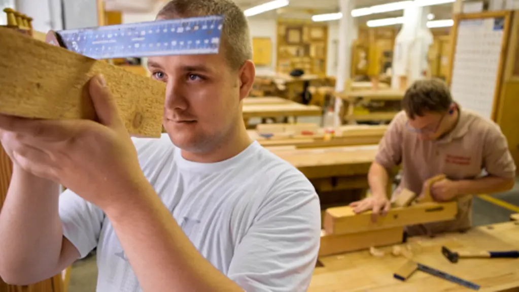 OTA-Ausbildungszentrum, Tischlerwerkstatt, Ausbildung, Auszubildender