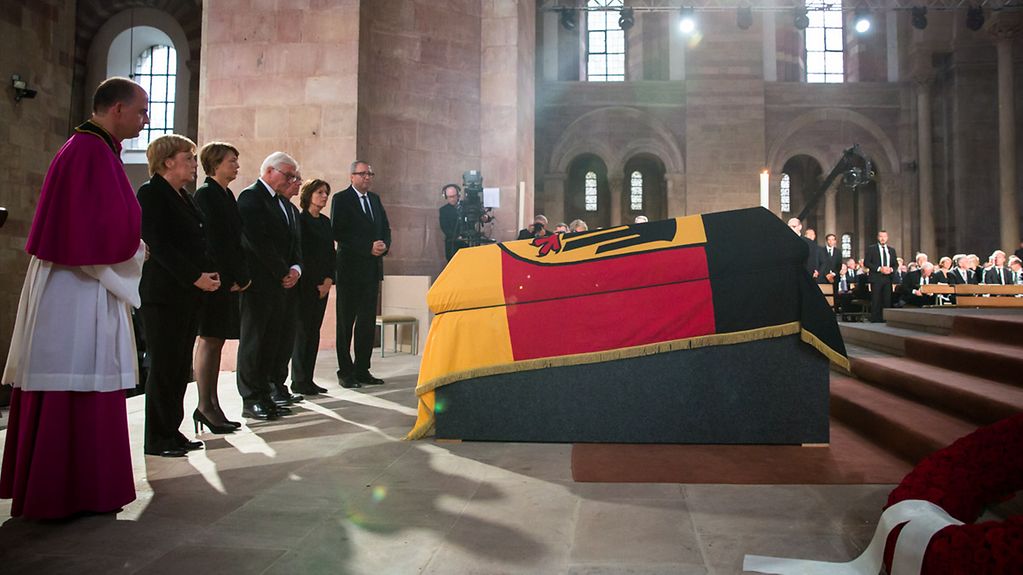 La chancelière fédérale Angela Merkel, le président fédéral Frank-Walter Steinmeier et Andreas Voßkuhle, président de la Cour constitutionnelle fédérale, rendent un dernier hommage à l'ancien chancelier Helmut Kohl à la cathédrale de Spire
