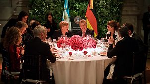 Bundeskanzlerin Angela Merkel beim Abendessen mit dem argentinischen Präsidenten Mauricio Macri.