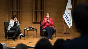 Bundeskanzlerin Angela Merkel spricht vor Studierenden.
