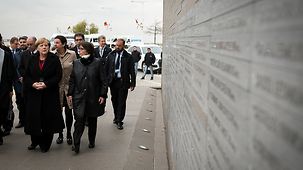 Bundeskanzlerin Angela Merkel geht im Park der Erinnerung neben Nora Hochbaum, Leiterin der Gedenkstätte.