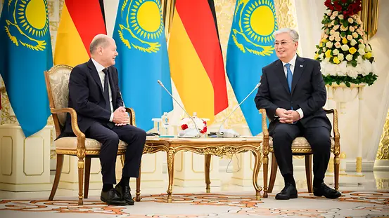 Le chancelier fédéral Olaf Scholz en discussion avec le président du Kazakhstan Kassym Jomart Tokaïev, dans la résidence officielle de ce dernier.