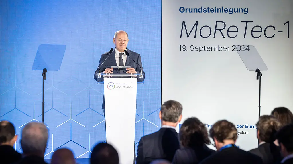 Bundeskanzler Olaf Scholz spricht beim Unternehmen Lyondell Basell.