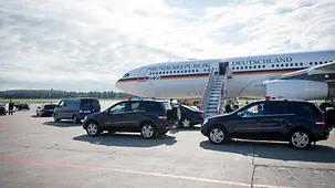 The convoy stands ready for the German delegation at the steps of the Bundeswehr aircraft.