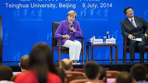 Bundeskanzlerin Merkel sitzt neben dem Präsidenten der Tsinghua-Universität Peking.