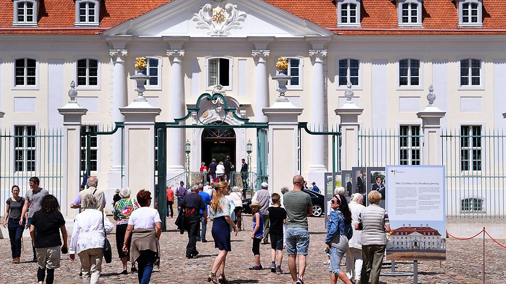 Besucher gehen in das Schloss Meseberg.