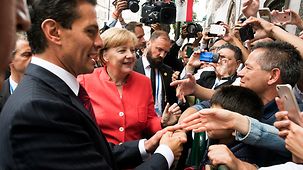 Bundeskanzlerin Angela Merkel und Enrique Nieto, Präsident Mexikos, werden bei einem Termin herzlich begrüßt.