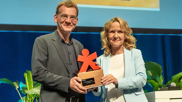 Steffi Lemke, Bundesverbraucherschutzministerin und Matthias Spielkamp, Geschäftsführer AlgorithmWatch halten die Preis in Händen. 