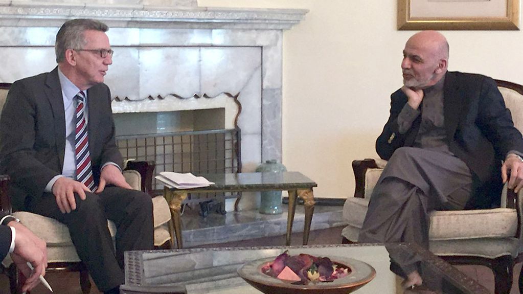 Le ministre fédéral de l'Intérieur Thomas de Maizière rencontre le président afghan Ashraf Ghani (à dr.) à Kaboul