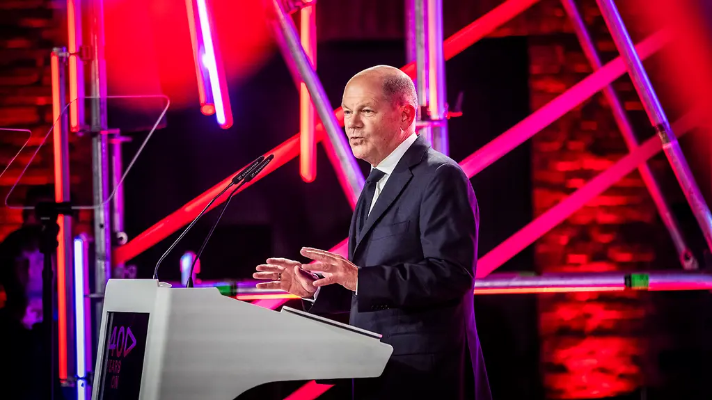 Kanzler Scholz hält eine Rede beim Verband privater Medien.