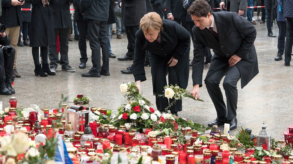 Bundeskanzlerin Angela Merkel und Kanadas Premierminister Justin Trudeau gedenken am Breitscheidplatz der Opfer des Anschlags.