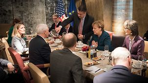 Bundeskanzlerin Angela Merkel unterhält sich bei Münchener Sicherheitskonferenz mit US-Vizepräsident Mike Pence.