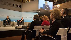 Verteidigungsministerin Ursula von der Leyen verfolgt die Podiumsdiskussion mit Bundeskanzlerin Angela Merkel.