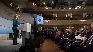 Bundeskanzlerin Angela Merkel spricht bei Münchener Sicherheitskonferenz.