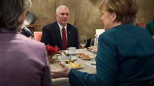 Bundeskanzlerin Angela Merkel unterhält sich mit US-Vizepräsident Mike Pence auf der Münchener Sicherheitskonferenz.