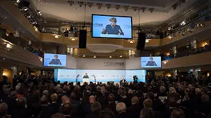 Bundeskanzlerin Angela Merkel spricht auf der Münchener Sicherheitskonferenz.