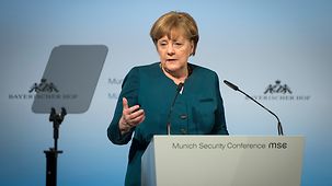 Bundeskanzlerin Angela Merkel spricht auf der Münchener Sicherheitskonferenz.