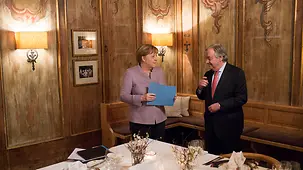 Bundeskanzlerin Angela Merkel unterhält sich bei Münchener Sicherheitskonferenz mit UN-Generalsekretär António Guterres.