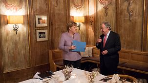 Bundeskanzlerin Angela Merkel unterhält sich bei Münchener Sicherheitskonferenz mit UN-Generalsekretär António Guterres.
