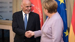 Bundeskanzlerin Angela Merkel und Afghanistans Präsident Aschraf Ghani unterhalten sich bei der Münchener Sicherheitskonferenz.