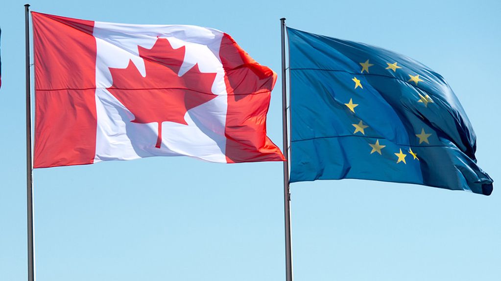 Le drapeau canadien à côté du drapeau européen