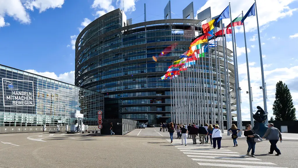Europäisches Parlament in Straßburg mit Logo zur Europawahl: "Handeln, mitmachen, bewegen".