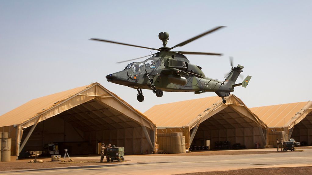 Arrivée des deux premiers hélicoptères de combat Tigre à Gao (Mali) dans le cadre de la MINUSMA le 25 mars 2017