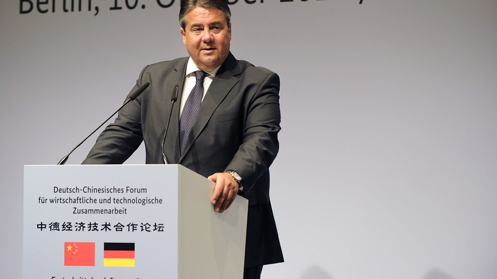 Minister Gabriel bei seiner Rede auf den 3. Deutsch-Chinesische Regierungskonsultationen.jpg