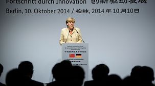 Bundeskanzlerin Merkel spricht beim Deutsch-Chinesischen Forum für wirtschaftliche und technologische Zusammenarbeit.
