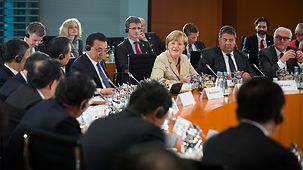 Bundeskanzlerin Angela Merkel vor Beginn der Plenarsitzung der deutsch-chinesischen Regierungskonsultationen.