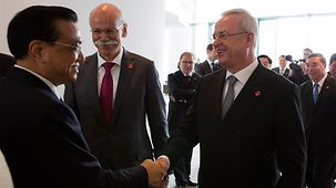 VW-Chef Winterkorn begrüßt den chinesischen Ministerpräsidenten Li.