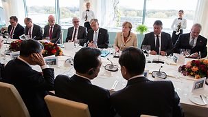 Mittagessen der Bundeskanzlerin und des chinesischen Ministerpräsidenten mit Ministern und Wirtschaftsvertretern.