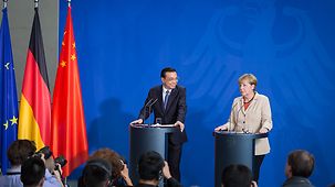 Bundeskanzlerin Angela Merkel und der chinesische Ministerpräsident Li Keqiang während der PK.