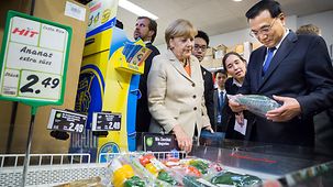 Bundeskanzlerin Angela Merkel und der chinesische Ministerpräsident Li Keqiang in einem Supermarkt.