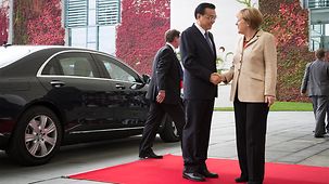Chancelor Angela Merkel greets Chinese Prime Minister Li Keqiang.