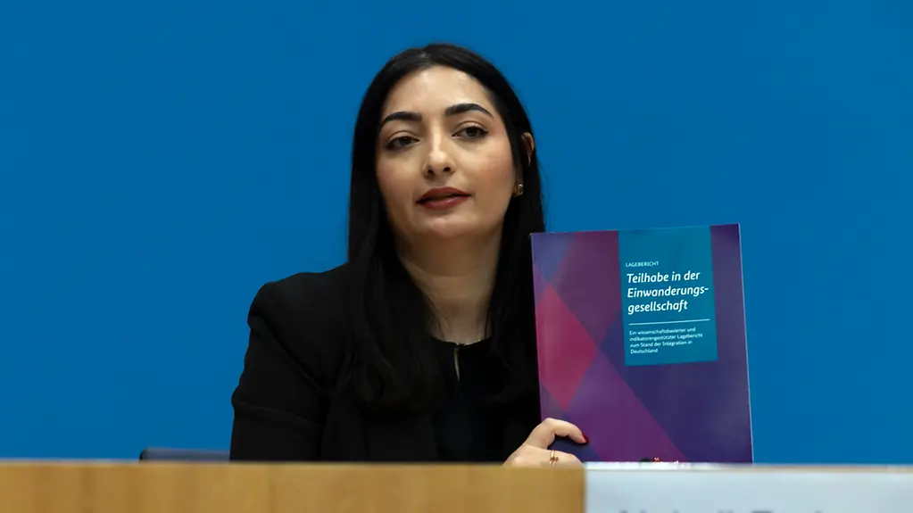 Staatsministerin Reem Alabali-Radovan stellt den 14. Integrationsbericht vor