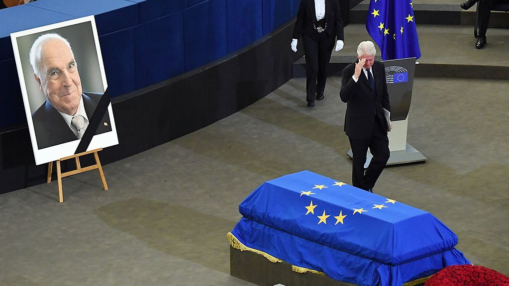 Former American President Bill Clinton pays a final tribute to Helmut Kohl at the European Ceremony of Honour in Strasbourg.