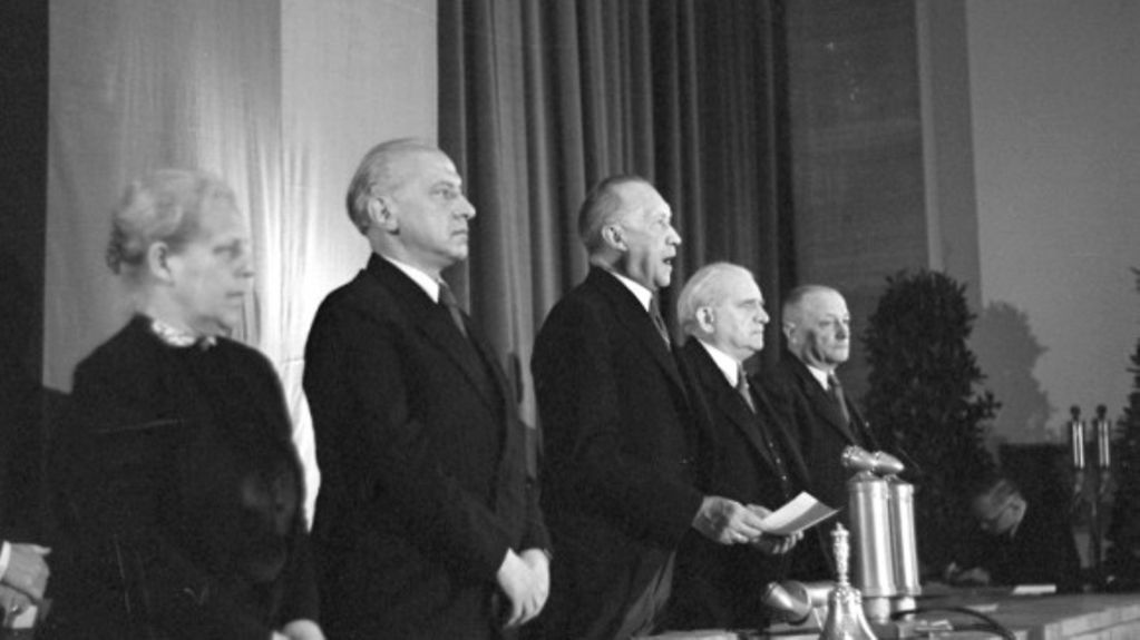 Konrad Adenauer, Präsident des Parlamentarischen Rates (M.), verkündet das Grundgesetz