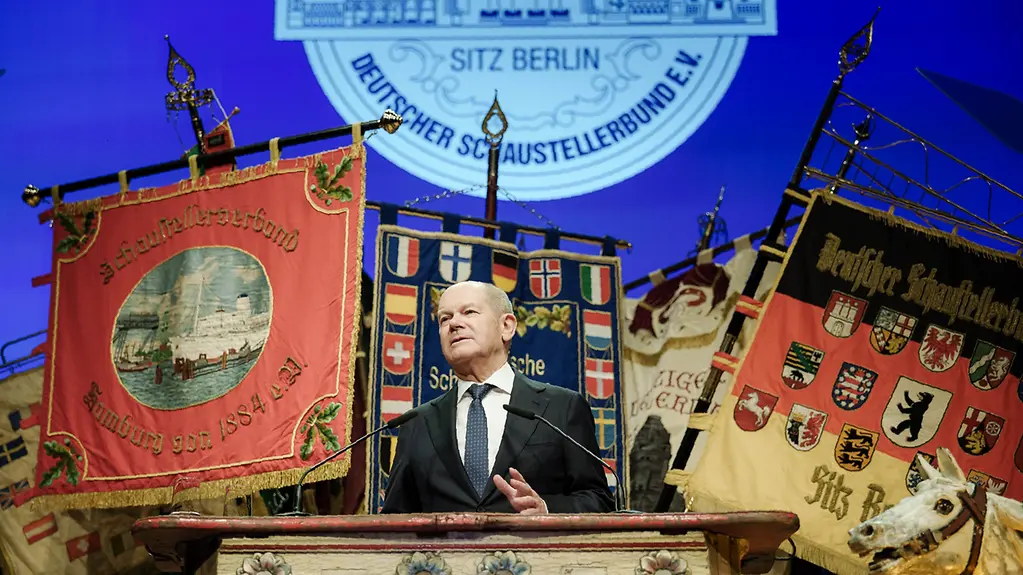 Auf dem Foto zu sehen ist der Bundeskanzler beim 75. Jubiläum des Deutschen Schaustellerbundes. 