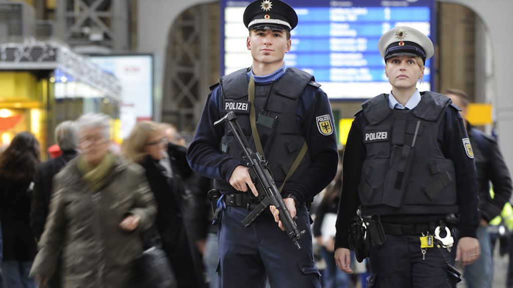 Ausgestattet mit einer Maschinenpistole sichert eine Streife der Bundespolizei am Hauptbahnhof in Frankfurt am Main.