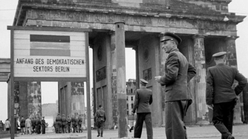 Zonenübergang, Offiziere der Sowjetarmee vor der Ruine des Brandenburger Tores (Berlin-West)
