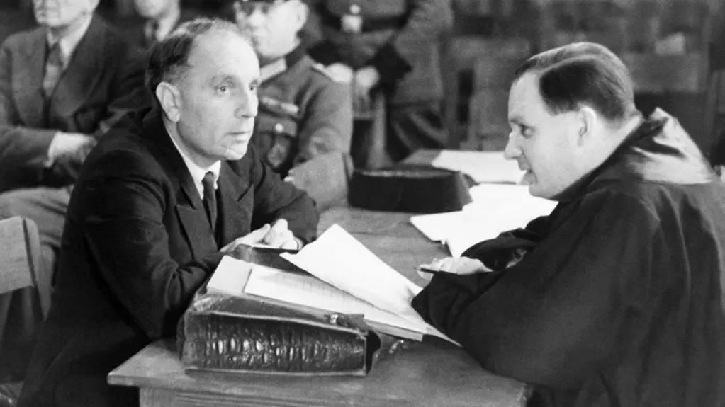 Auf dem Foto zu sehen ist Theodor Haubach während des Prozesses vor dem Volksgerichtshof.