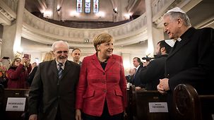 La chancelière Angela Merkel dans la synagogue « Templo Libertad » avec le rabbin Simón Moguilevsky