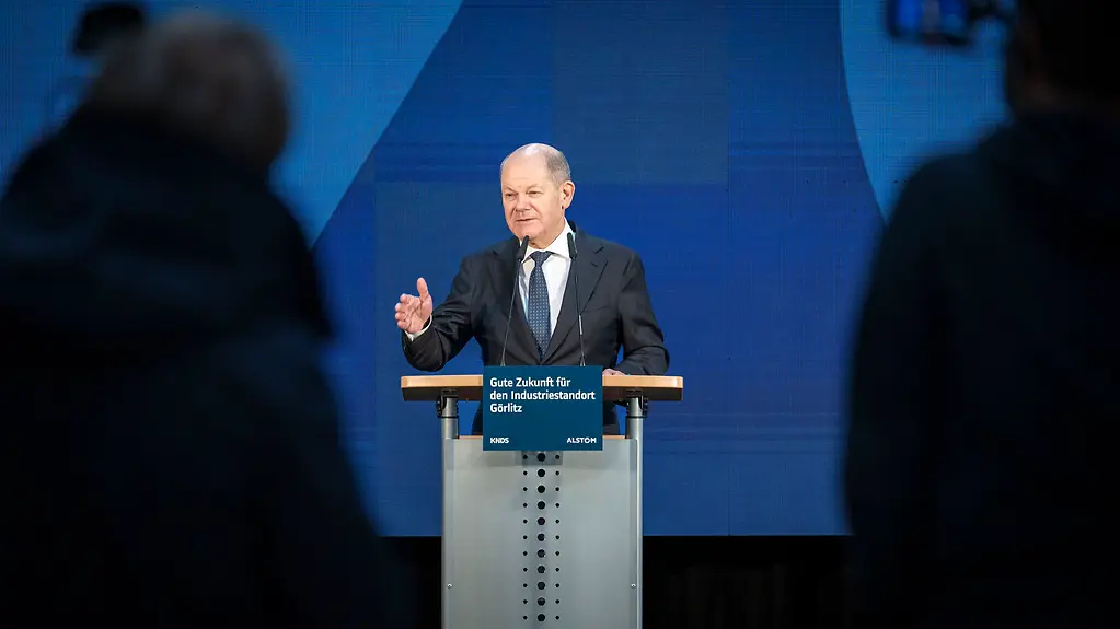 Bundeskanzler Olaf Scholz spricht am Rednerpult.